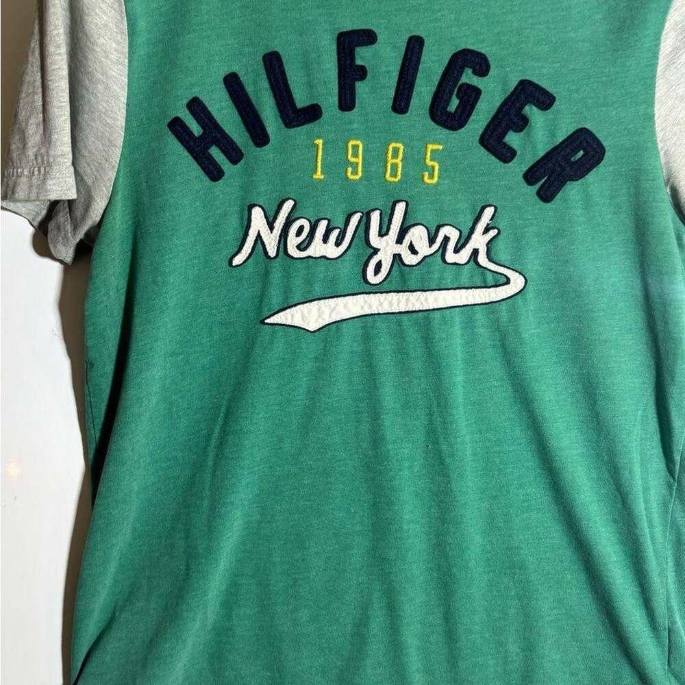 Tommy Hilfiger New York 1985 Graphic T-Shirt Green/Gray Small